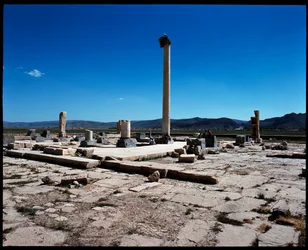 Vista dos restos mortais do primeiro palácio real, construído sob Ciro