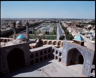 Vista sobre a cidade a partir da praça real, o corredor da Mesquita Jameh, à direita o xeque Lotfolla mesquita à esquerda Ali Qapu mesquita