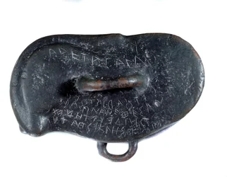 Peso votivo em bronze na forma de um osselet com uma dedicatória em grego a Apolo de Didymus, votivo ao templo do deus em Miletus. Período de Rotenide. Relatório como pilhagem por Dario I. encontrado no local de Susa. Paris. Museu do Louvre.