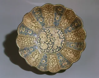 Tigela de faiança branca pintada sob vidrado em preto e azul com figuras de mongóis