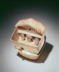 Casa com habitantes, Recuay Culture (ceramic)