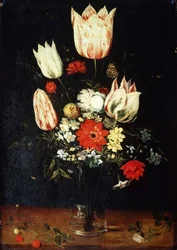 Flores em um vaso de vidro em uma borda