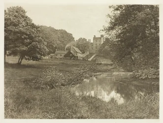 Haddon Hall e propriedade rural, a partir do rio