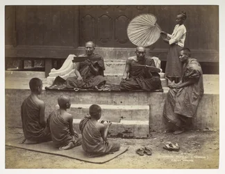 Sacerdotes birmaneses (Poongees), de Vistas da Birmânia