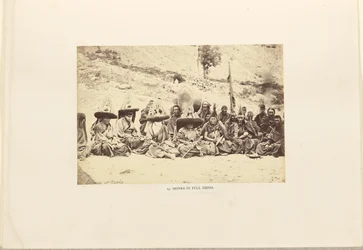 Monges em trajes completos