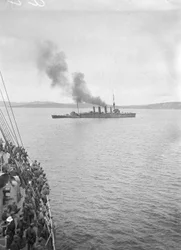 HMAS Melbourne ou HMAS Sydney em King George Sound, Albany WA, c. Outubro de 1914 (foto do bw)