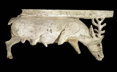 Civilização dos Fenícios: ornamento de um leito real de marfim em forma de veado, do sítio de Arslan Tash (Síria). Século IX AC. Sol. 12,5 cm Musee du Louvre, Paris.