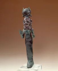 Antiguidades Orientais: Deusa Fenícia. Estatueta de bronze e prata. 700-600 AC. Paris, Museu do Louvre.