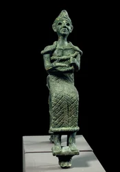 Arte Oriental da Antiguidade: estatueta de uma deusa sentada. Escultura de Bronze. Escultura de Fenícia, cerca de 1300 a.C. Paris, Musee Du Louvre