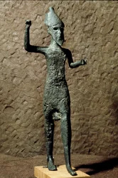 Fenícia: estatueta de bronze de um deus. Encontrada no mar perto de Selinunte (Selinonte), Sicília. Séculos XIV-XIII a.C. Palermo, Museo Archeologico Nazionale