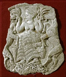 Arte fenícia: tampa de píxide em marfim esculpido, representando uma deusa micénica da fertilidade a amamentar cabras. Cerca de 1250 a.C. De Twink El Beida. Dimensões: 13 cm. Paris, Museu do Louvre