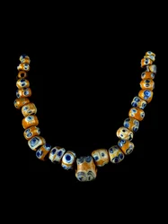 Arte Fenícia: colar de pasta de vidro. Século IV-3º a.C. Dim. 28 cm Museo Archeologico di Villa Giulia Roma