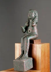 Arte Fenícia: representação da divindade Astarte. Escultura em bronze do século VII a.C. Do santuário de Carambolo, em Espanha. Dim. 16 cm Sevilha, museu arqueológico.