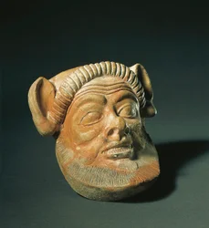 Arte Fenícia: máscara de terracota representando uma fauna. De Ibiza, Espanha. Século III AC. Madrid, Museo Arqueologico Nacional