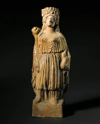 Arte fenícia: estatueta de terracota representando o divinita Tanit. Século III-2º a.C. Madrid, Museo Arqueologico Nacional