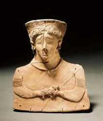 Arte fenícia: estatueta de terracota representando a deusa Tanit, orelhas e nariz perfurados. Séculos III-II a.C. Madrid, Museo Arqueológico Nacional