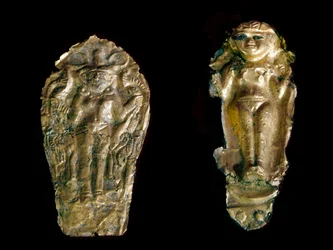 Arte fenícia: duas estatuetas de ouro, à esquerda a deusa Ishtar (Inanna ou Astarte) sobre uma placa, à direita uma deusa da fertilidade de braços erguidos, do sítio de Tink El Beida, Síria. Século XV-século XII a.C. Paris, Museu do Louvre