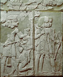 Civilização fenícia: ornamento de cama com um baixo relevo de marfim representando um rei ameaçador do inimigo. Do local de Ugarit ou Ugarit, antiga citação síria no Tell de Ras Shamra. Século XIV a.C. Sol 24 cm Damasco, Museu Nacional de Arqueologia Syr