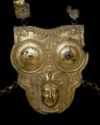 Civilização fenícia: navio de batalha de bronze dourado de Ksour-es-Saf (Ksour es Saf, Ksour Essef ou Ksour Essaf). Século III-2º a.C. Museu Bardo de Tunes