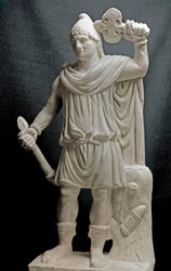 Civilização dos Fenícios: Mithriac divinite segurando uma tocha e um machado duplo. Século II ou III d.C. Escultura em mármore. Dim. 87 cm. Paris, Museu do Louvre