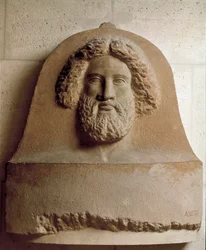 Civilização dos Fenícios: cabeça de homem esculpida em um sarcófago fenício. Século IV AC. Meias de mármore em relevo. Dim. 80 cm Paris, Museu do Louvre.