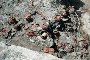Civilização dos Fenícios: restos de vasos, local do tophet da Cidade Púnica de Sulcis na actual ilha de Sant
