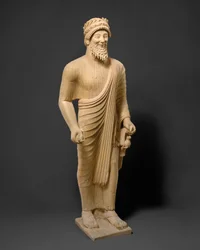 Estátua de calcário de um homem barbudo com oferendas votivas, c.475-450 a.C. (calcário)