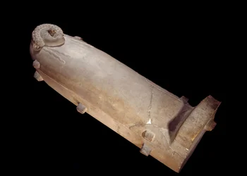 Fenícia: sarcófago com cabeça humana em mármore branco de Trípoli, Líbano. Sol 2,1 m Paris, Musee du Louvre