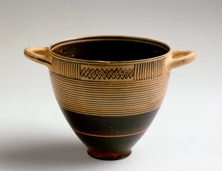 Arte Fenícia: Tipo kotyl cortado em barro pintado. De Lauritia (Almunecar em Espanha) Dim. 8x9,2 cm Granada, museu arqueológico