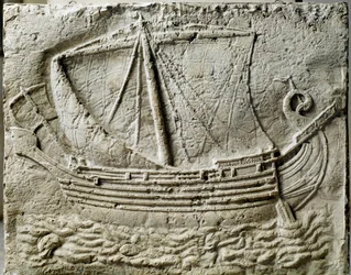 Arte fenícia: baixo relevo de sarcófago representando um navio mercante - Do antigo porto de Sidon (Saidoon) no Líbano - Paris, musee du Louvre - Um navio mercante fenício - Detalhe em relevo de um sarcófago de pedra encontrado em Sidon (Líbano) - Museu do