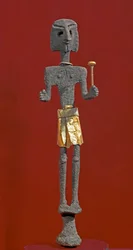 Arte fenícia: estatueta de uma divindade em prata e ouro. Século XX ou XIX a.C. Proveniente de Ras Shamra (Ugarit). Altura 28 cm. Museu Nacional de Alepo, Síria
