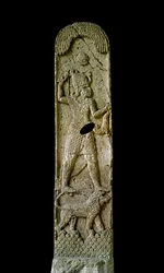 Arte Fenícia: estela calcária chamada Amrit: provavelmente Melquart (Melqart, Melkart ou Melkhart) representa em seu leão o disco solar acima dele. Século VI ou V a.C. De Amrit. Dim 180 cm Paris, Museu do Louvre