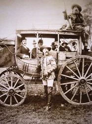 Buffalo Bill Cody (1846-1917) e o seu treinador de Deadwood (foto a p/b)