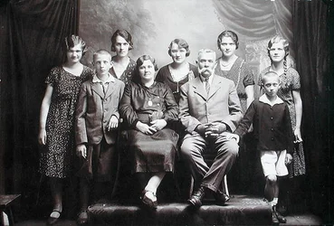 Família com inúmeros filhos, início do século XX (foto)