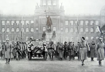 Tropas checas acompanham o presidente Thomas Masaryk em Praga, 25 de dezembro de 1918 (foto a p/b)