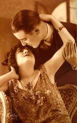 Casal francês dos anos 1920s Abraçando