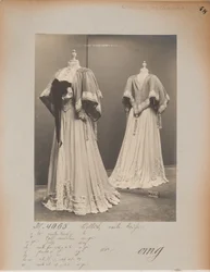 Página de Álbum: House of Worth, Shoulder Cape