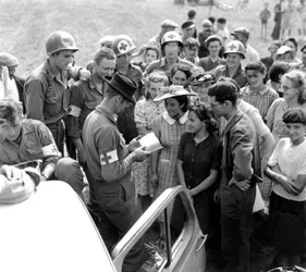 Um soldado americano tenta comunicar com a população local, Orleães