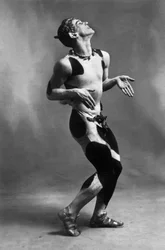 Vaslav Nijinsky como Fauno no bailado "Tarde de um Fauno", Paris