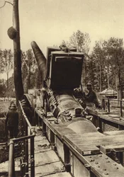 Canhão ferroviário alemão de 380 mm do tipo utilizado nos bombardeamentos de Verdun e Dunquerque, França, Primeira Guerra Mundial