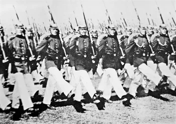 Tropas alemãs em desfile de goose-step antes do Kaiser, 28 de Agosto de 1911 (foto a p/b)
