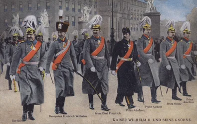 Kaiser Wilhelm II da Alemanha e seus seis filhos em uniforme militar (foto colorida)