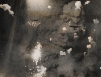 Fotografia tirada quando os Lancasters da Royal Air Force atacaram Dresden (foto a p/b)