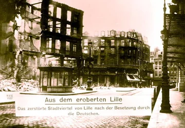 A cidade devastada de Lille depois das tropas alemãs a terem tomado, Outubro de 1914 (foto a p/b)