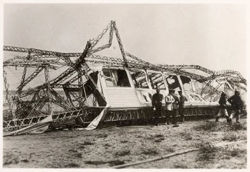 As ruínas do Zeppelin LZ10 "Schwaben" após sua destruição em 28 de junho de 1912 (foto a p/b)