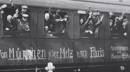 Tropas alemãs da Primeira Guerra Mundial partem para a frente de uma carruagem ferroviária com a mensagem "De Munique via Metz para Paris", Setembro de 1914 (foto a p/b)