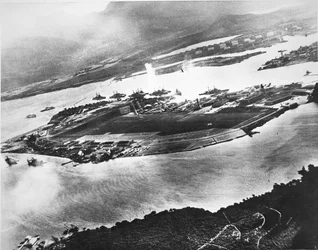 Vista aérea da Ilha Ford e Battleship Row, Pearl Harbor, 7 de Dezembro de 1941 (foto a p/b)