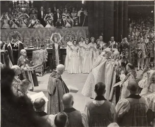 Duquesa Maria, com a sua coroinha no alto em homenagem à Rainha Isabel II na Coroação
