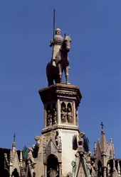 Estátua equestre de Cansignorio della Scala, Túmulo de Cansignorio della Scala, obra de Bonino da Campione (1325-1397), Tumbas de Scaliger, Verona, Vêneto, Itália