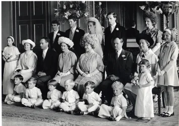 Fotografia de casamento em grupo de Lord Hartington e Amanda com HM a Rainha, e a Rainha Mãe, 28 de Junho de 1967 (p/b foto)